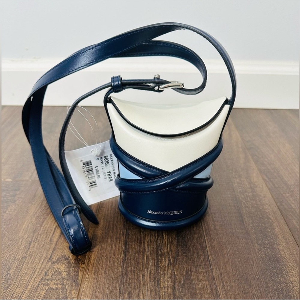 Alexander McQueen Micro Curve Leather Bucket Bag - Picture 6 of 13